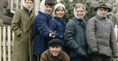 Обычное утро в деревне Залесье перевернуло жизнь семьи Громовых: строгая Матрена, собирая белье в стирку, нашла в кармане куртки сына то, что заставило её сердце уйти в пятки. Пять девичьих расписок с клятвами молчания. Пять тайн, которые парень даже не думал скрывать. Как матери принять правду о своем «тихом» мальчике, и к чему приведет этот деревенский Ловелас