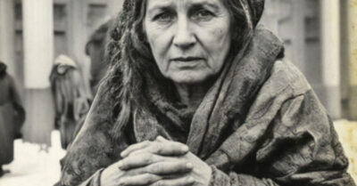 Он подал нищенке 500 рублей и увидел её татуировку. Эскиз он рисовал сам 20 лет назад для той единственной, которую потерял. Но та девушка была красавицей, а перед ним стояла бездомная с мутными глазами. Когда он позвал её по имени, она сбежала. А через месяц вернулась… чистая, трезвая, с ужасом в глазах. И рассказала, кого встретила в тот вечер в тумане за вокзалом. Это история о том, как одна милостыня спасла две души, и о том, что даже у самой черной бездны есть дно