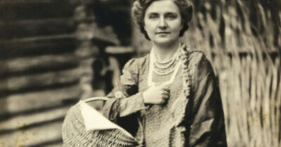 СЕСТРА УКРАЛА ЕЕ ЖЕНИХА ЗА НЕДЕЛЮ ДО СВАДЬБЫ. А через год вернулась в родное село побитой и нищей, чтобы проситься жить в сарай. Но самое страшное даже не это — самое страшное ждало их обеих в тот момент, когда на пороге появился одноногий солдат с добрыми глазами. История, от которой по коже бегут мурашки: как не простить, а просто отпустить прошлое, чтобы впустить настоящее счастье