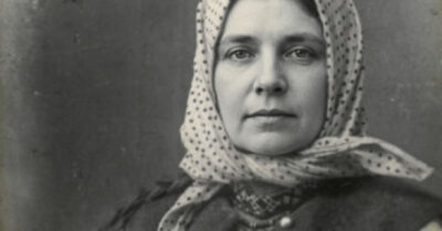 «Зараза» — так она называла про себя ту нищенку, что пожала ей руку. Помогла мелочью, а проснулась с уродливым пятном. Вера Андреевна проклинала её почти год, пока не столкнулась с ней лицом к лицу. Но увидела не оборванку, а цветущую женщину. Та рассказала, как та самая «мелочь» спасла ей жизнь, заставив упасть на дно, чтобы оттолкнуться от него… Домой Вера вернулась другим человеком. В прямом смысле — кожа стала чистой