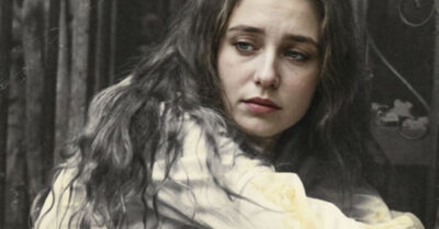 Она вернулась к нему из мёртвых — прекрасная, тихая, пахнущая полынью. Он молил Бога не разжимать её холодных рук. Но когда в их постели родилась девочка, бабки-повитухи выбежали с криком и больше их никто не видел. Потому что у младенца под пелёнкой оказался тонкий, как змеиный, хвостик. Если вы боитесь засыпать без света — не читайте эту историю