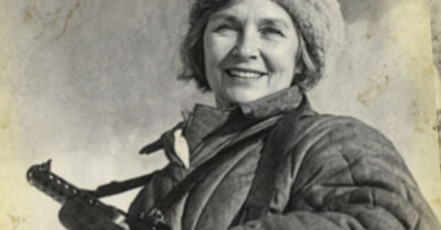 Она прятала партизан, делила последнюю картошку пополам и научилась не бояться смерти. Но самым страшным оказался не обыск полицаев, а тот, кого она кормила хлебом. В ее доме всегда было тихо, пока однажды десятилетняя девочка не постучала в дверь… История одной женщины, которая ждала мужа дольше, чем длилась война