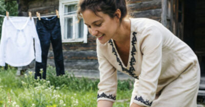 Он должен был её расстрелять за воровство, а вместо этого затащил в сени, покрыл позором перед всей деревней и сделал своей женой, несмотря на доносы, войну и потерянные ноги