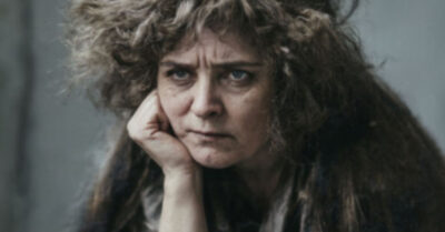 В 22 года Марфа предала земле мужа, прошла немецкий плен и потеряла веру в людей. Возвращаясь в родную деревню, она хотела лишь одного — дойти до колодца и утопиться. Но вода в нем оказалась такой чистой, что, взглянув в своё отражение, она вдруг увидела не старуху с сединой в волосах, а ту красивую девчонку, которой была до войны