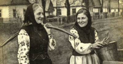 Это БАБЬЕ ЛЕТО, которое перевернет душу!Она стояла у окна и не знала, зачем просыпаться по утрам — дочь считала её «пресной», а жизнь превратилась в тишину пустой квартиры. Но когда случайный звонок отправил её в забытую Богом деревню к чужой больной старухе, она ещё не знала, что именно здесь, среди грядок и петушиного крика, встретит ТУ САМУЮ себя и любовь, которая бывает только раз…