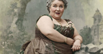 Она потеряла семью, сына и себя, потому что выбрала еду как единственного утешителя. Когда весы показывают за 150, а сердце работает на износ, кажется, что выхода нет. Но однажды утром она надела спортивный костюм, который был мал на три размера, и вышла во двор. Там её ждали. Эта история не про похудение. Это история про то, как не сдаться, когда предал даже собственный желудок