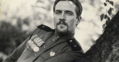 Он вернулся с войны — живой, но с пустыми глазами, и замер у порога собственного дома, увидев в руках жены чужого ребёнка. Ещё миг — и он бы сломал всё, что осталось, но внезапно соседка выкрикнула правду о письмах, сожжённых много лет назад, и тайна этого мальчика перевернула всё с ног на голову