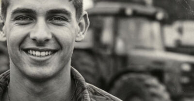 Она надраила дом до стерильного блеска, чтобы встретить жениха-миллионера, а он даже не вышел из машины, поморщился на покосившийся сарай и уехал, бросив невесту на трассе в темноте. Но через час в ворота постучался тот, кого она вычеркнула из жизни за «пту-образование» и отсутствие перспектив