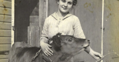 Её продали зажиточным соседям… всего за одну корову. Но то, что случилось потом, потрясло всю округу. Спустя годы, когда все считали её сломленной, она совершила невозможное — сбежала с тем, кого боялась полюбить. Эта история о том, как девушка, которую обменяли на скот, стала счастливее всех, кто её продал