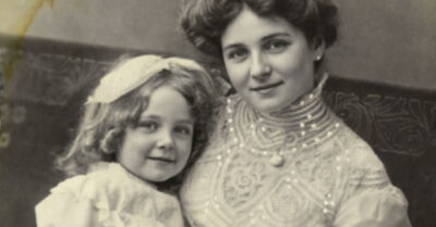 «Бабушка, а можно я у Господа попрошу, чтоб мама вернулась?» — этот детский шепот разбивает тишину рязанской глубинки, где девочка Соня учится верить обещаниям матери-поэтессы, которые та привозит с запахом моря и дорогих духов. Когда вера в красивую сказку разбивается о жестокую правду, а зеленая книжка Есенина летит в крапиву, Соня делает свой главный выбор