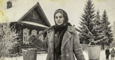 1948 год. Мороз. Две подруги с коромыслами идут к проруби. И одна даже не подозревает, что через минута увидит того, из-за кого её жизнь разделится на «до» и «после». Но счастье пахнет не только свежим хлебом, но и горьким дымом утрат. Слишком много боли накопилось в этих избах, чтобы просто так взять и полюбить