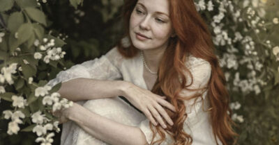 Марфу в хуторе звали «ведьмой» за огненные волосы и дерзкий нрав. Она посмела отказать богатому жениху и полюбить того, кого нельзя. А через 10 лет судьба постучала в её дверь снова — в виде двух мужчин: одного с войны, другого с обещанием тихого счастья. Сможет ли она выбрать, не предав своё сердце?