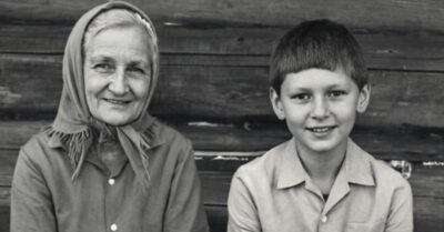 83-летняя Анна Федоровна слегла и решила, что хватит — за мужем пора. Внук Егор приехал к ней на каникулы злой, без телефона и с единственной мыслью: «Бабушка, свари мне лапшички, как деду любил…» Эти шесть слов разбудили в ней ту самую женщину, что полвека назад кормила своего Петра. А когда парень полез на чердак и сказал: «Я для тебя всё сделаю» — старушка ахнула и перекрестилась. Внук говорил голосом покойного мужа, его интонациями, его душой