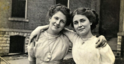 Она душила меня, вдавливая в мокрую землю, и я уже хрипела, теряя сознание, но в тот момент, когда тьма почти сомкнулась надо мной, я услышала его голос: «Пусти её, мать». Игорь смотрел на ведьму не как послушный сын, а как чужой, холодный и свободный человек — и я поняла: старый обряд сработал, но цена за его освобождение окажется страшнее, чем тайна, которую скрывает эта семья. Что я сделала той ночью и почему наша любовь теперь под запретом высших сил