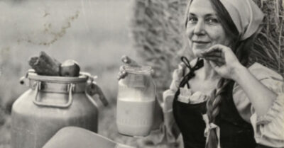 Она была невидимкой в собственном раю. Десять лет она ждала, пока муж достроит их огромный дом, забыв о том, что жизнь проходит мимо. А он просто пришёл на праздник — нелюдимый, чужой в этой шумной компании. Но именно он увидел её тоску. Одно случайное прикосновение на кухне посреди ночи — и искра между ними зажгла fire, который невозможно погасить. Прочитайте, как найти себя, когда уже всё построено, но внутри пустота. Это невозможно забыть