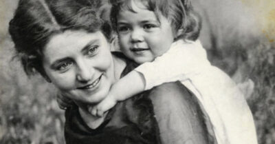 В 1910 году она уезжала из родной деревни невестой, а через 20 лет вернулась вдовой с тремя детьми и клеймом «врага народа». Но настоящая пытка ждала её не в промёрзших вагонах и не на чужбине, а в тихой избе, где её приёмная дочь Марфа теперь зовёт мамой чужую женщину