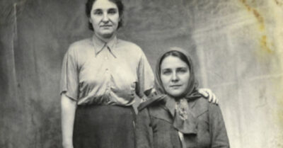 Сын променял мать на генеральскую дочку и сбежал в туман, но наглый сержант ворвался в эту деревенскую драму, чтобы навсегда заткнуть рот гордыне и доказать, что настоящая любовь не выбирает по чинам