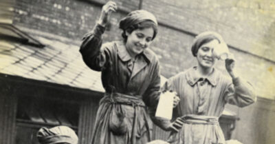 Май 1938. Мы драили полы до дыр, пока она проверяла чистоту белым платком. Мы ненавидели её железные правила и колючие взгляды. А потом проводили на фронт одну за одной… И та, которую мы боялись разбудить, трое суток не спала, вырезая для нас обереги из старого отцовского ремня. История о том, как война растопила лёд в сердце женщины, которая всю жизнь боялась одного — что её дети вырастут «нелюдями»