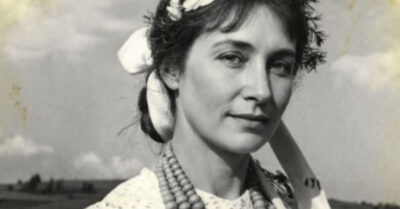 Вместо бриллиантов — ошейник. В 1928 году русская красавица Марта променяла Советский Союз на восточную сказку, а оказалась в клетке с волкодавом у ног и колодцем, где «остывают» строптивые. Чтобы выжить, ей придется перекрасить волосы, украсть саму себя у хана и сделать невозможное — влюбить в свой страх самого доброго мужчину на земле