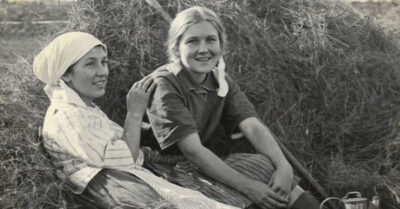 Она появилась в тихой станице холодным утром, словно призрак, с ребенком и печатью страшной тайны в глазах. Местные шептались, мужики сохли. Работает до кровавых мозолей и гасит взглядом любого, кто пытается приблизиться. Но однажды ночью вся станица увидит свет в её окне и услышит детский плач. А утром случится то, что перевернет жизнь не только её