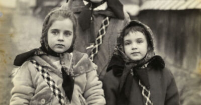 В 1985-м отчаянная мать-одиночка, у которой на счету каждая копейка, готова поверить в любую примету, лишь бы обуть детей и свести концы с концами. Но случайная встреча с хозяйским секретом оборачивается не увольнением, а неожиданным уроком о том, где на самом деле живут чудеса. Эта история — остылый взгляд начальника, который оказался теплее, чем каменный кувшин, и о том, что настоящее богатство не имеет цены