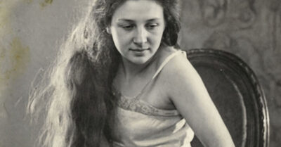 «В субботу приеду с невестой!» Эта новость заставила сердце бабы Гали замереть, а руки — похолодеть. Как встретит её хату городская девушка, привыкшая к асфальту и кафе? Но когда Ира переступила порог, случилось то, чего никто не ждал: запах пирогов с вишней оказался сильнее всех стереотипов, подарив им троим нечто большее, чем просто родство — настоящее чудо принятия и любви, которое доказывает: дом там, где тебя ждут