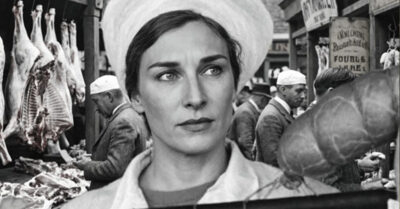 Она стояла за прилавком с лицом каменного изваяния, и соседи звали её «глыбой». Никто не знал, что дома у неё уходящий сын, а в кармане — ни копейки на лекарства. Но однажды к её ларьку подошла тихая старушка в старом платке и сказала всего одну фразу, которая перевернула всё