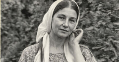 Она пришла в деревню тихой овечкой, а через год заставила местного хулигана дрожать от страха перед пулей бандитов и рыдать у ее ног с предложением руки и сердца. Забудьте о скромности: это история о том, как одна беременная швея голыми руками остановила вооруженную банду