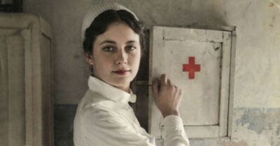 Она вышивала ирисы, когда в комнату ворвалась полиция, вызванная родной бабушкой. «Вот она! Арестуйте её, изверга!» — кричала старуха, указывая на внучку дрожащим пальцем. 24-летняя медсестра Наташа только устало вздохнула — это был уже третий вызов за полгода. Но никто не знал, что за стенами этой квартиры уже много лет идет тихая война, где любовь давно превратилась в клетку, а единственным способом выжить стало научиться не чувствовать боли от ударов той, кто когда-то учила тебя ходить