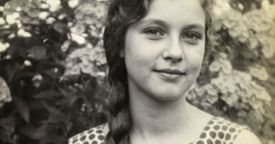 Она выбрала пулю вместо предательства дочери. Когда враг приставил пистолет к виску, эта простая женщина совершила свой главный подвиг не с оружием в руках, а молчаливым взглядом полной любви… История о том, как одна ночь разделила жизнь на «до» и «после», и почему настоящее бессмертие начинается там, где заканчивается страх