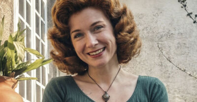 Она исчезла из жизни 12 лет назад, но я продолжаю встречать её в метро. Вчера она снова сидела напротив в вагоне — с идеальным макияжем и помолодевшим лицом. А сегодня знакомая старушка в церкви сказала… -Ты зачем свечку за упокой ставишь? Она же жива… или нет