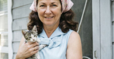 Её хотели выдать замуж «по залету», чтобы смыть позор, но они просчитались: та, кого считали тихоней, сбежала в ночь не от стыда, а к своей настоящей жизни, прихватив с собой лишь котенка