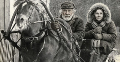 Он украл её в лютый мороз посреди степи, а она сама прыгнула в сани. Седой дед везет внучку через заметенную тайгу и травит байку, как полвека назад угнал невесту у строгого отца с погоней и дракой. Но когда они приезжают в город, выясняется, что эта старая сказка — ключ к любви, которая только начинается