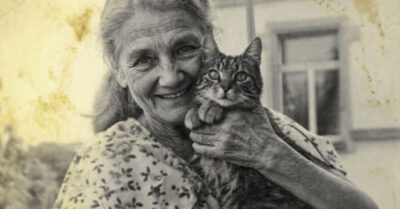 Ночью, когда старый кот уже не дышал, в дверь постучали. На пороге стоял незнакомый дед с пучком полыни и сказал: «Вас вызывали?». То, что случилось потом, не могут объяснить даже в клинике. Эта история заставит вас поверить в настоящие чудеса и обнять своего питомца прямо сейчас
