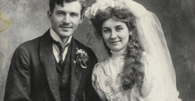 Она выходила замуж под гармонь, а через день началась война. Ей пришла похоронка, но серебряное крыльцо на шее продолжало жечь кожу, не давая поверить. Пройдя через ад потерь и найдя осиротевшего мальчика на его могиле, она обрела не просто надежду — она нашла дорогу домой для той самой птицы, что так долго искала свою пару