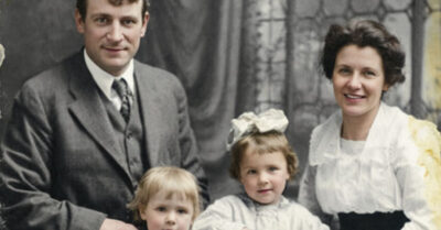 Когда я уходила от мужа, родная мать встала на его сторону и помогла ему отобрать моего сына в суде. «У него квартира в центре, а у тебя — конура у Чёртового омута», — заявила она, поливая меня грязью в зале заседаний. Но она не знала главного: в тихом омуте действительно водятся черти. Только они не злые — они справедливые. И теперь каждый, кто предал, заплатит сполна