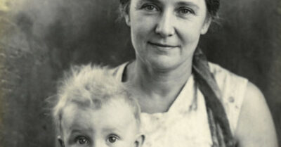 Её осуждали всем селом: родила от женатого, мужа на фронт проводила, сама тащила двоих пасынков. Но когда мальчишки сели за одну парту, никто не посмел раскрыть рта — они оказались родными братьями. Рассказ о самом страшном грехе, который стал самым большим счастьем