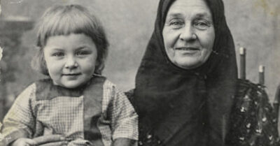 БАБУШКИНЫ ЯЙЦА. В моей семье бабушку всегда считали «не от мира сего». Чужая, тихая, вечно в старомодной шляпке и с тайной в васильковых глазах. А в день похорон я нашла ключ. Он открыл не дверь, а правду: ту, которую мать поливала грязью, оказалась святой, хранившей верность лётчику, утонувшему в Балтийском море за полвека до моего рождения. Теперь я знаю: птица счастья не улетает, она просто ждёт своего часа за стеклянной дверью