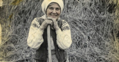 Старик с всклокоченной бородой принёс весть, от которой у Агафьи выпал половник. Деревенское утро начиналось обычно, пока в калитку не постучалась сама судьба в образе соседа Петра. Теперь стол ломится от пирогов, пчёлы гудят на новой пасеке, а на лавочке закипают такие страсти, что молодежь только рот открывает. Прочтите — и ваше сердце наполнится светом до краев