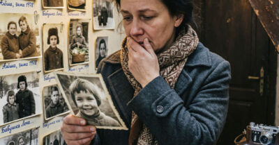 Мужчина убирал наш двор 23 года. После смерти мы зашли в его комнату и онемели.   Что мы увидели в его комнате — слёзы