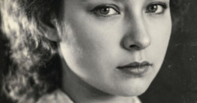 Она годами была семейным банкоматом, пока не подслушала в туалете план сестры сделать её вечной рабыней. В ответ Маргарита просто забрала свой бизнес, исчезла без следа и оставила родню глотать пыль нищеты, пока сама строила счастье с тем, кто ждал её десять лет