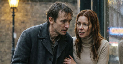 Реставратор звука получает посылку с кассетами от умершей женщины и условие: если за неделю он не найдёт того, кто узнает этот голос, записи будут уничтожены. Проблема в том, что голос на плёнке звучит так, будто пел ему колыбельные тридцать лет назад, а единственный человек, способный его опознать, — та самая женщина, которая поклялась никогда не слушать свою мать