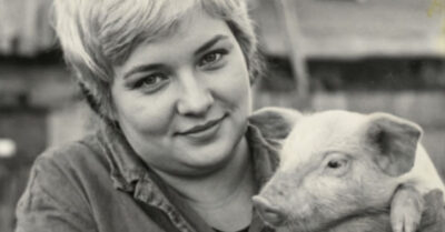 Ты пахнешь свинарником, а я — успехом»: он забрал мою машину и оставил меня в грязи, не зная, что я уже подписала ему приговор. Я продала его «империю», вышвырнула ключи в пыль и впервые за пять лет посмотрела в зеркало не как прислуга, а как хозяйка собственной жизни