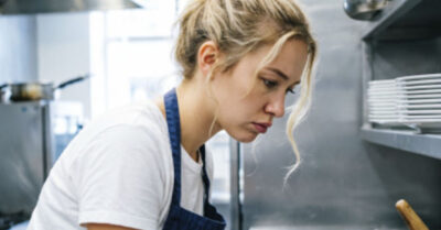 Она мыла посуду в заводской столовой, чтобы выжить. Она приехала мыть полы, но ушла королевой, послав брак по расчету и выбрав любовь в грязном подъезде вместо жизни в золотой клетке