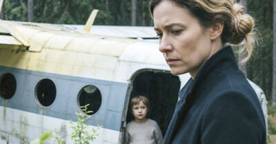 Девушка из детдома мечтала о своём угле. Дом рушился, печь развалилась. Пошла за клюквой — и наткнулась на самолёт с ребёнком внутри. Такое не придумаешь