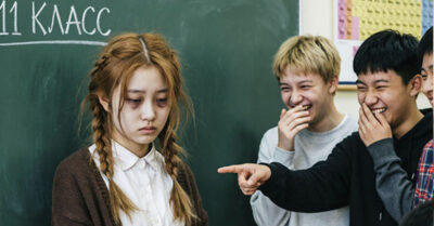 Отец спал на вокзале, а её травила вся школа. Каждый день — унижения, плевки, смех. Но однажды они поняли, кого задели