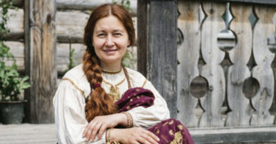 Дочь купца целовалась в кладовке с рыжим учителем, пока вокруг полыхала революция, как кормила детей лебедой, а жандармы тайком тащили ей гуся, и почему её не расстреляли, а поставили памятник